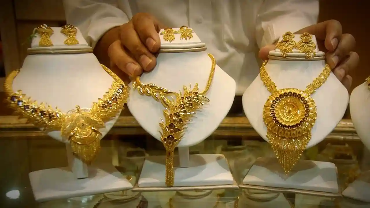 Gold Price might drop to Rs 80000 says experts