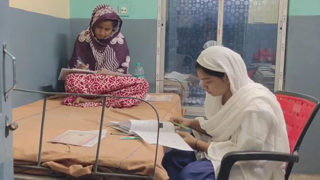 হাসপাতালে বসে পরীক্ষা দিলেন ২ ছাত্রী