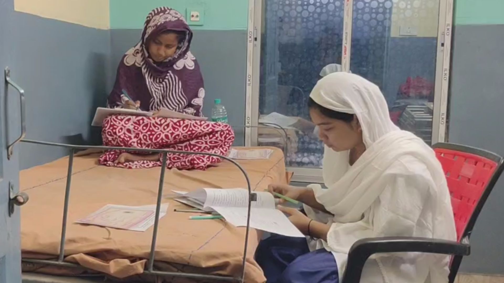 হাসপাতালে বসে পরীক্ষা দিলেন ২ ছাত্রী