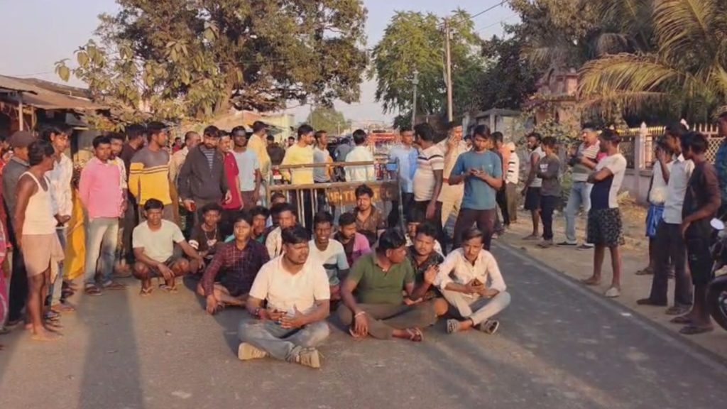 রাস্তা তৈরিতে দুর্নীতির অভিযোগ এনে রাস্তা অবরোধ