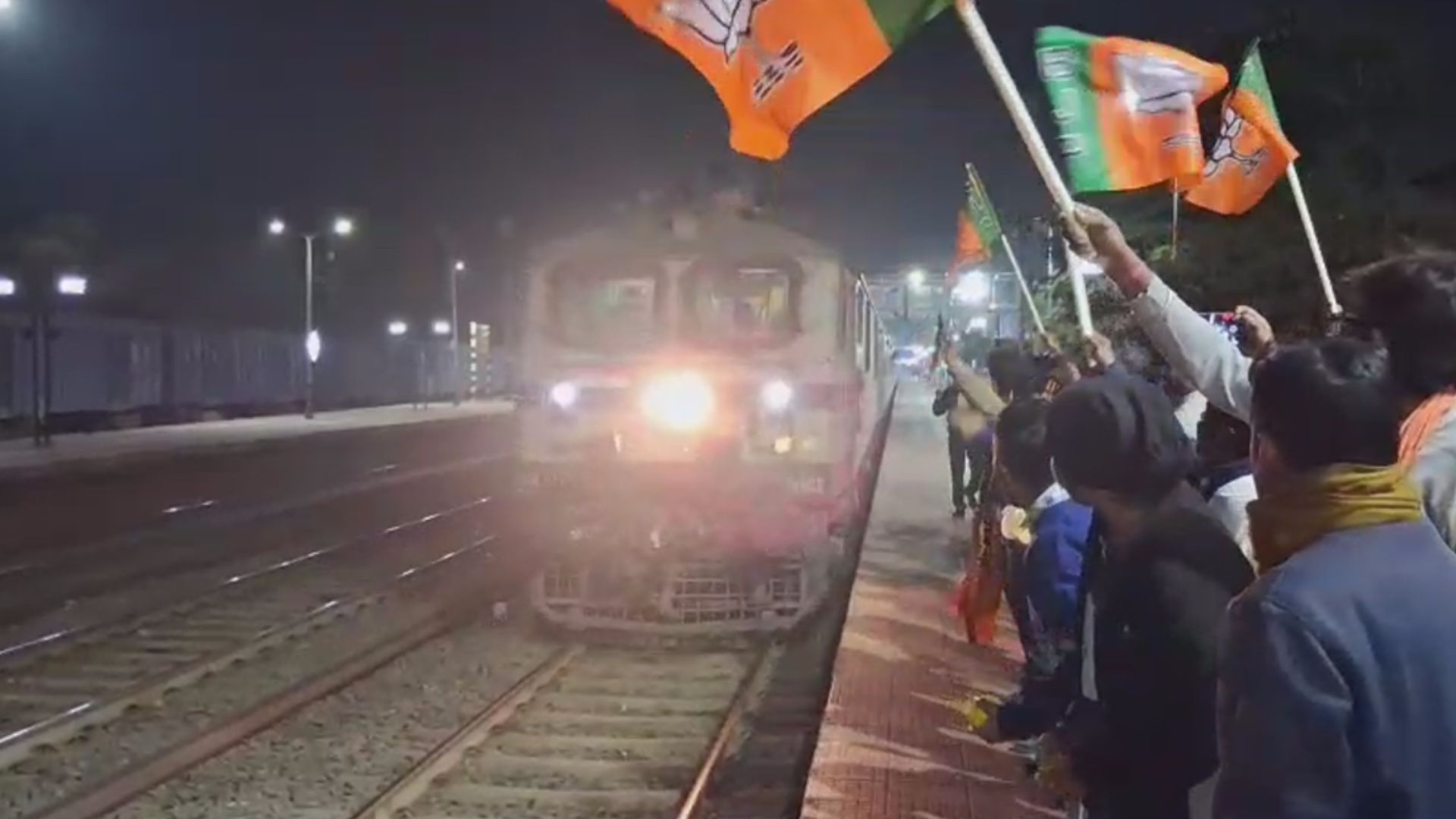 নতুন ট্রেনের স্টপেজ মিলতেই সিউড়িতে রাজকীয় অভ্যর্থনা
